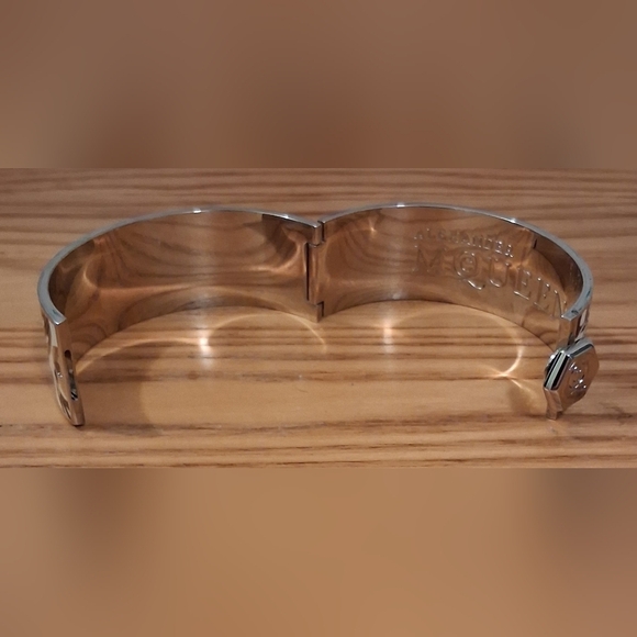 EUC Alexander McQueen Black & Silver Skull Casual Goth Bangle Bracelet Jewelry - Picture 6 of 6